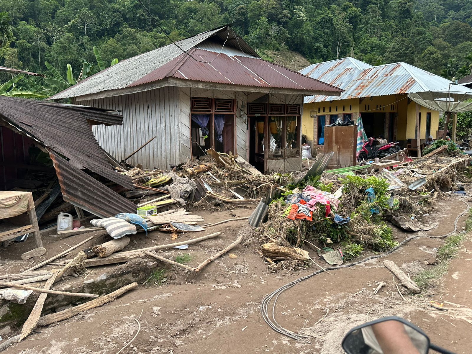 Tim Mer C Mobile Clinic Tembus Wilayah Terisolir Akibat Banjir Dan