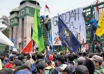 Demo di depan gedung dpr