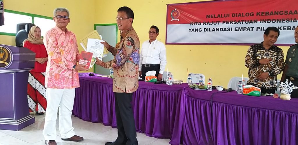 Agun Gunandjar Sudarsa menerima penghargaan usai menjadi pembicara dalam Dialog Kebangsaan, yang diselenggarakan oleh DPC Pepabri Kabupaten Ciamis.
