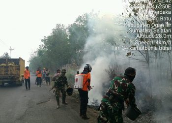 Aparat TNI dan masyarakat diterjunkan untuk memadamkan kebakaran hutan dan lahan (karhulha) yang sudah mendekati jalan umum di Palembang. Ist