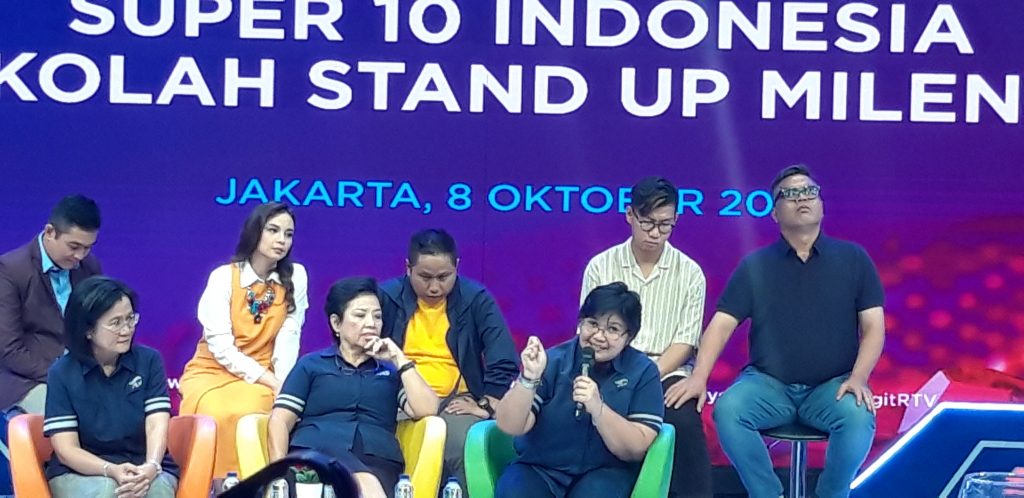 Artine S Utamo Bersama Artis Pengisi Acara foto Rtv