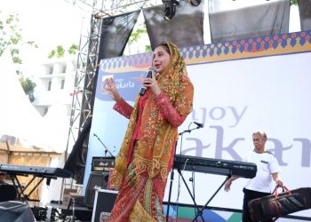Ayu Azhari Nyanyikan Keroncong Jakarta