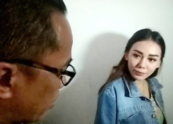 Babby Fey di Polda Metro Jaya di dampingi kuasa hukumnya Yanwar Bagus Sasmito foto Cakraline.com