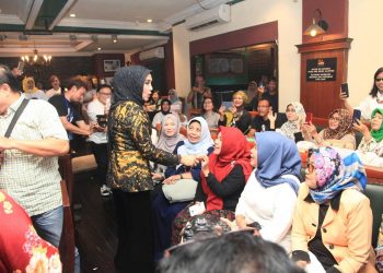 Dian Piesesha Menyanyi Bersama Pengemar. foto Fafa