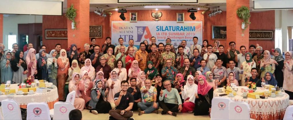 Dr Aqua Dwipayana dan Nurhayati Subakat bersama Alumni A1 ITB di Padang