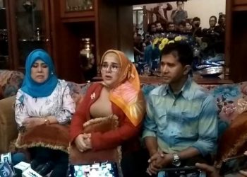 Elvie Sukaesih didampingi putrinya Fitria Sukaesih dan Putranya Syechans