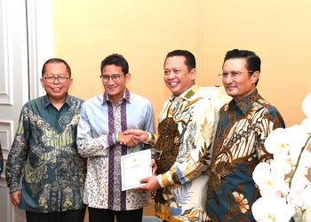 Ketua MPR Bambang Soesatyo Serahkan undangan pelantikan presiden kepada calon Wakil Presiden 2019-2024 pada Sandiaga Uno. Ist