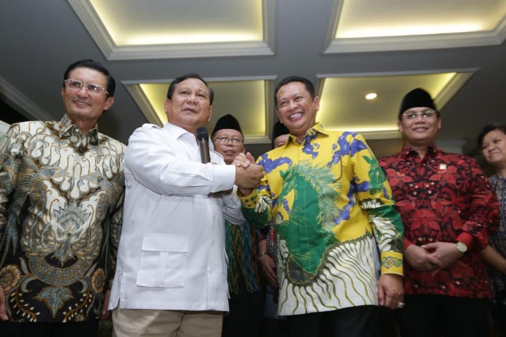 Ketua MPR Bambang Soesatyo bersalaman dengan Ketua Umum Partai Gerindra Prabowo Subianto.