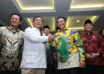 Ketua MPR Bambang Soesatyo bersalaman dengan Ketua Umum Partai Gerindra Prabowo Subianto.