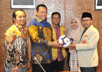 Ketua MPR menerima bola dari Angkatan Muda Muhammadiyah sebagai simbol alat pemersatukan generasi muda Ist