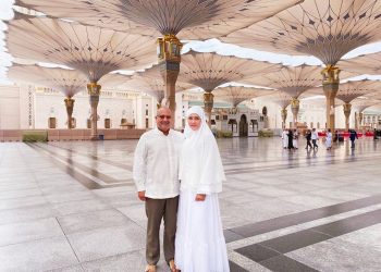 Maia pertama kali umroh bersama suami Irwan Mussry