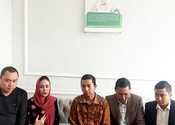 Martin Pratiwi di dampingi suami Agus (kemeja hitam) bersama kuasa hukumnya foto Cakraline.com