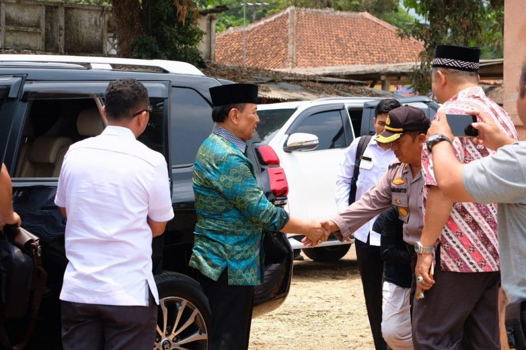 Menkopolhumkam Wiranto Saat Turun Dari Mobil di Serang Teroris