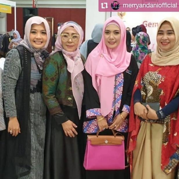 Merry Andani Bersama Atase Perdagangan Indonesia di Malaya Rifah Arini dan desaine Jenny Cahyawati.