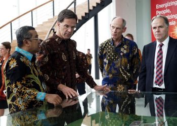 PM Belanda Mark Rutte bersama Dirut PT PMLI Amri Yusuf. foto Cakraline.com