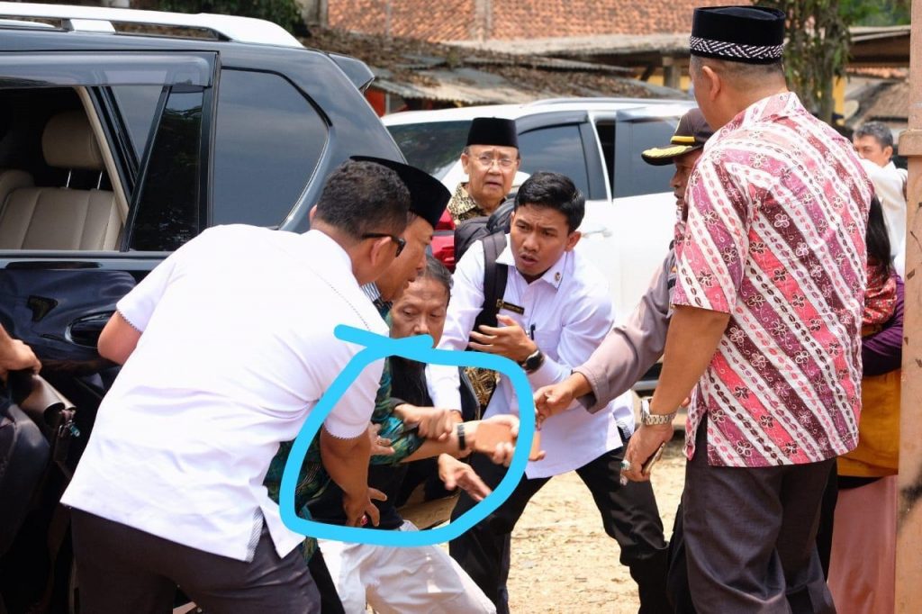 Pelaku Saat Menyerang Menkopolhumkam