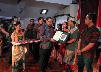 Penyerahan Setifikasi Merek dan Hak Cipta kepada pelaku UKM, Day Cakraline.com