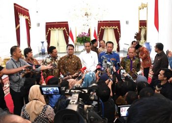 Presiden beserta Ketua MPR Bambang Soesatyo, didampingi para wakilnya Fadel Muhammad, Ahmad Basarah, Syarief Hasan dan Ahmad Muzani usai meneria undangan pelantian presiden pada 20 Oktober 2019 nanti, ist