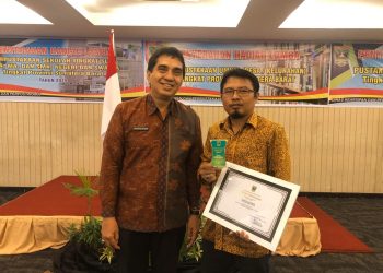 Revdi Iwan Syahputra Pimred Rakyat Sumbar bersama Kadis Kearsipan dan Perpustakaan Provinsi Sumbar, Wardarusmen.
