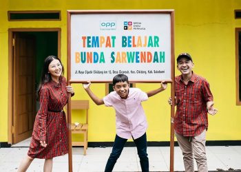 Sarwedah Tan dan Ruben di depan Tempat Belajar Bunda Sarwendah foto Instagram Ruben@fahri_frpotret