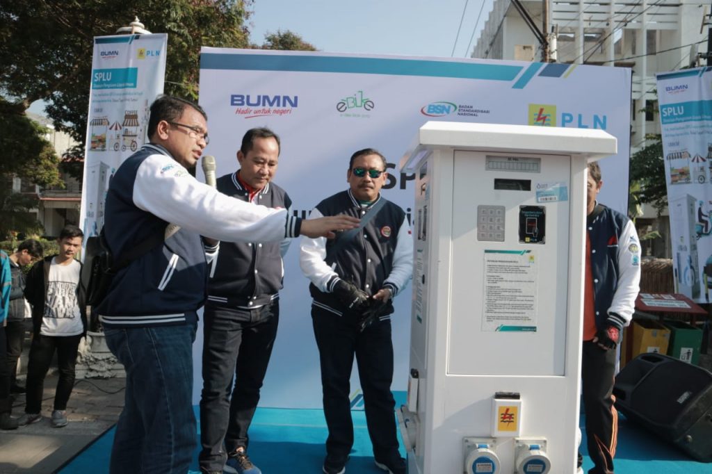 Stasiun Penyedia Listrik Umum (SPLU) yang diinstall di beberapa tempat. Ist