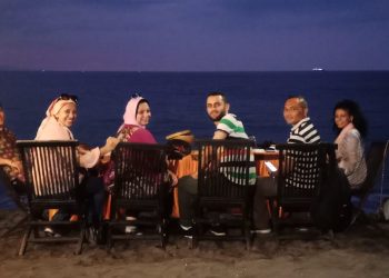 Wisatawan di Pantai Bali fotyo Day Cakraline,com