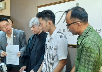 Henry-Indraguna-tunjukkan-surat-permintaan-Abriel-disaksikan-Roy-Kisyohi-foto-Cakraline.com