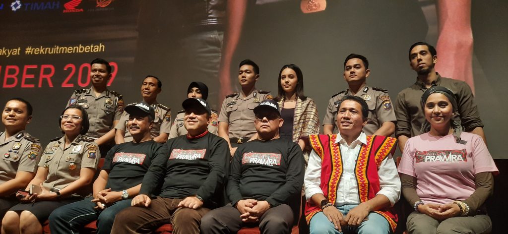 Kalpoda-Sumut-Irjen-Pol-Agus-Andrianto-bersama-para-pemain-Sang-Prawira-foto-Cakraline.com