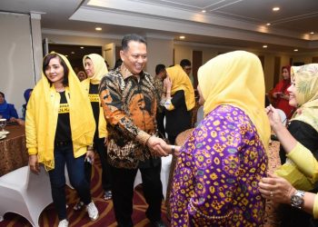 Ketua-MPR-RI-Bambang-Soesatyo-menyalami-srikandi-srikandi-“Permata-Golkar.”-Ist