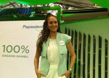 Nadine Chandrawinata traveling, kain tradisional dan kampanye lingkungan 