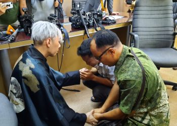 Roy-menerima-permintaan-maaf-Abriel-dan-keluarganya.-foto-Cakraline.com