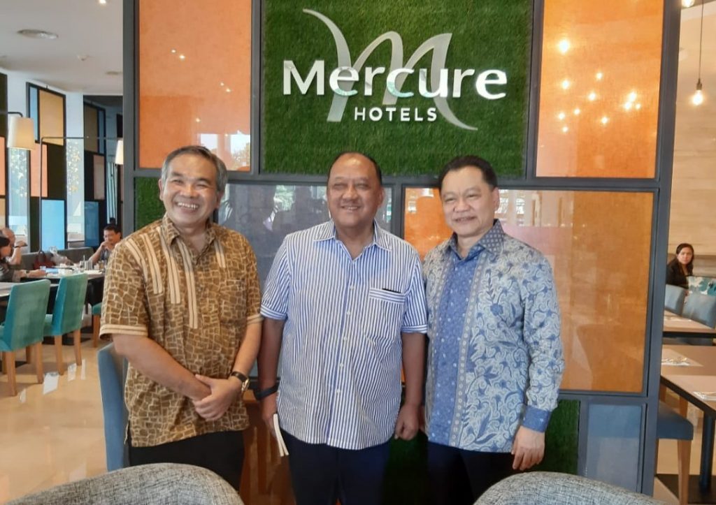 Aqua-Dwipayana-dan-Ventje-Suardana-bersama-Ketua-Umum-KONI-Pusat-Letjen-TNI-Purn-Marciano-Norman-tengah-di-Hotel-Mercure-Jakarta-CIkini-foto-Ist