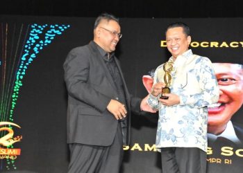 Bambang-Soesatyo-menerima-penghargaan-Democracy-Award-di-ajang-Moeslim-Choice-Award-2019-foto-Ist