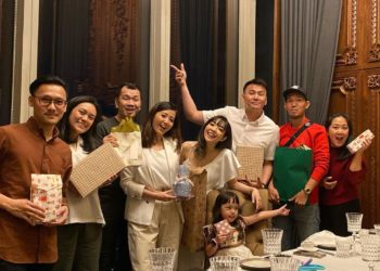 Gisella-Gempi-dan-Wijin-bersama-keluarga-tukaran-kado-foto-Instagram