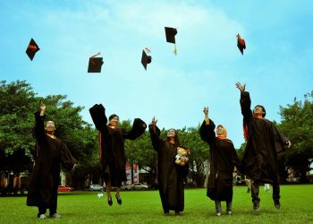 ILUSTRASI-FOTO-Suasana-gembira-wisudawan-dan-wisudawati-saat-menyelesaikan-Pendidikan-di-Perguruan-Tinggi.-foto-Kompasiana.com