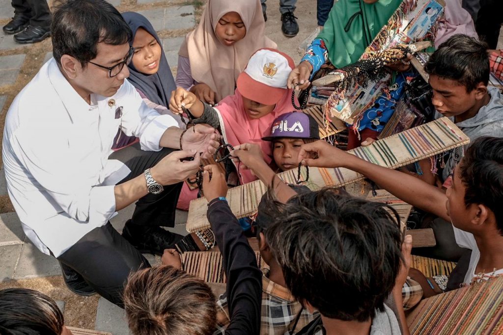 Menparekraf-Wishnutama-Kusubandio-bersama-anak-anak-Labuan-Bajo-Mandalika-foto-Ist