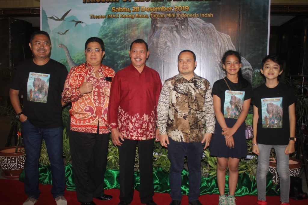 Pemutaran-film-Petualangan-Dinos-di-hadiri-H.-Ery-Subada-SE-Manager-Teater-IMAX-dan-Direktur-Budaya-Taman-Mini-Indonesia-Indah-TMII-Putu-Supadma-Rudana.foto-Cakraline.com