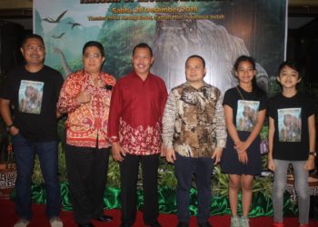 Pemutaran-film-Petualangan-Dinos-di-hadiri-H.-Ery-Subada-SE-Manager-Teater-IMAX-dan-Direktur-Budaya-Taman-Mini-Indonesia-Indah-TMII-Putu-Supadma-Rudana.foto-Cakraline.com