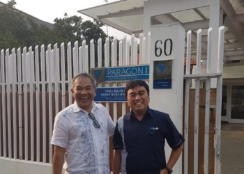 Salman-Subakat-bersama-Aqua-Dwipayana-di-depan-kantor-Paragon-foto-Ist