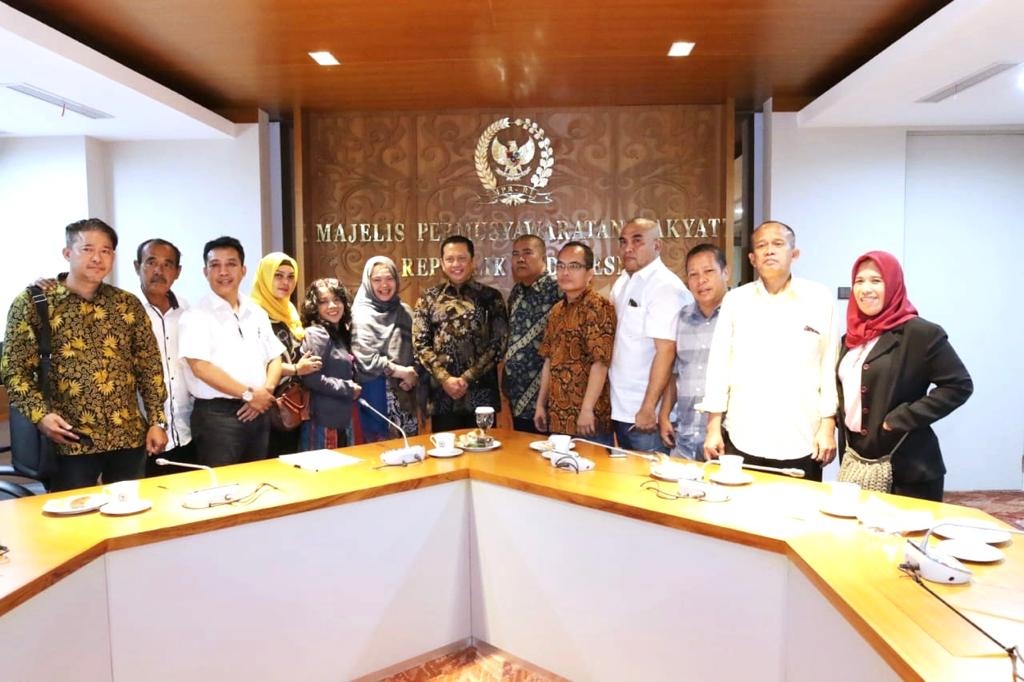 Ketua-MPR-RI-Bambang-Soesatyo-terimana-aktivis-Prodem-di-ruang-kerjanya-kemarin.-Ist.j