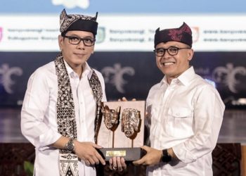 Menparekraf-Wishnutama-bersama-Bupati-Banyuwangi-abdullah-Azwar-Anaz-di-acara-Majestic-Banyuwangi-Festival-di-Balairung-Soesilo-Sudarman