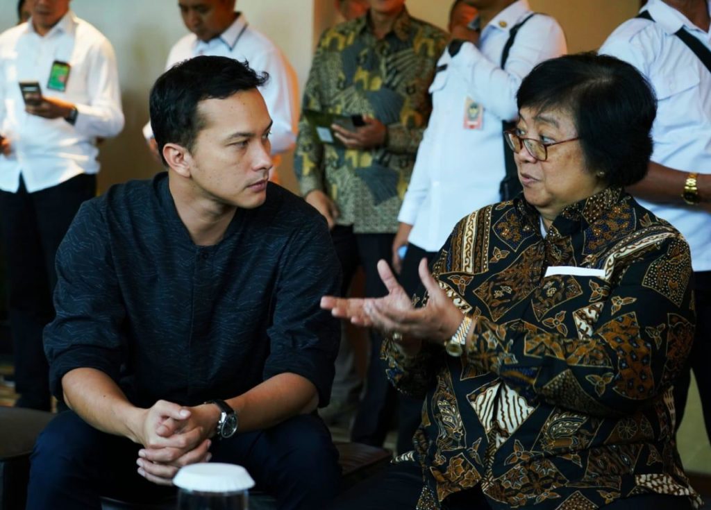 Menteri-KLH-Siti-Nurbaya-Bakar-berdialog-bersama-aktor-Nicholas-Saputra-sang-produser-film-dokumenter-Semesta.-Ist