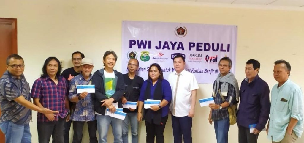 PWI-Jaya-menyerahkan-bantuan-untuk-wartawan-akibat-banjir-foto-Cakraline.com