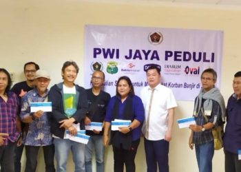 PWI-Jaya-menyerahkan-bantuan-untuk-wartawan-akibat-banjir-foto-Cakraline.com