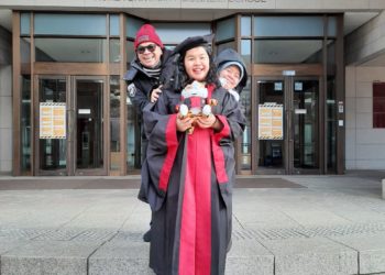 Alira-Satu-Satunya-WNI-Ratusan-Orang-Berfoto-didampingi-kedua-orangtua-Aqua-Dwipayana-dan-Retno-foto-Ist