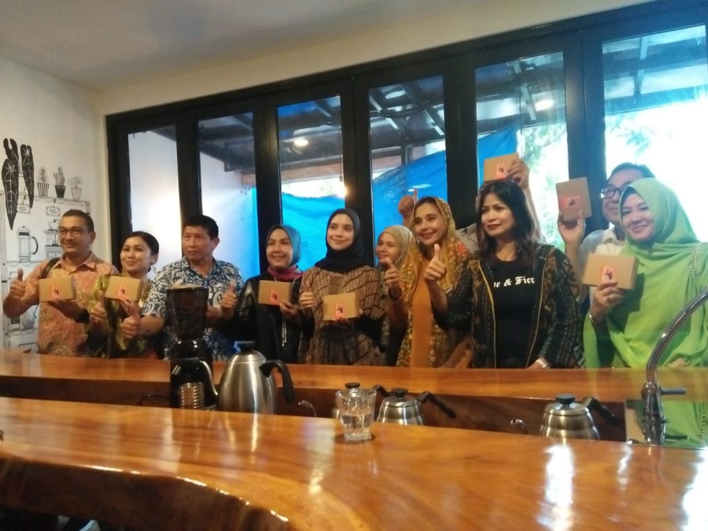 Ayu-Azhari-dan-kawan-kawan-nikmati-kopi-tanpa-gula-foto-Cakraline.com