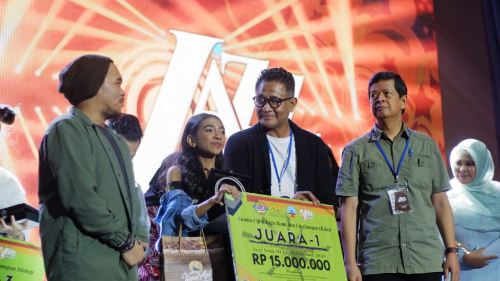 Dewan-Juri-Andrea-Hehanusa-didamping-Chandra-Darusman-menyerahkan-hadiah-Juara-I-untuk-Lagu-berjudul-“Saatnya”-ciptaan-Stevanie-June-Jonas.-Ist