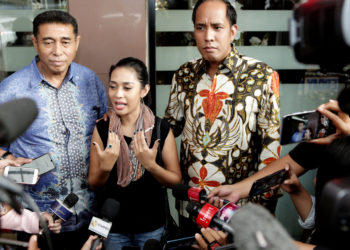 Karen-bersama-kuasa-hukum-Wemmy-dan-Rio-Lasut.-foto-Cakraline.com