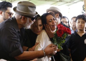 Karen-menanggis-saat-proses-pemakaman-Zefiania-Carina.-foto-ist