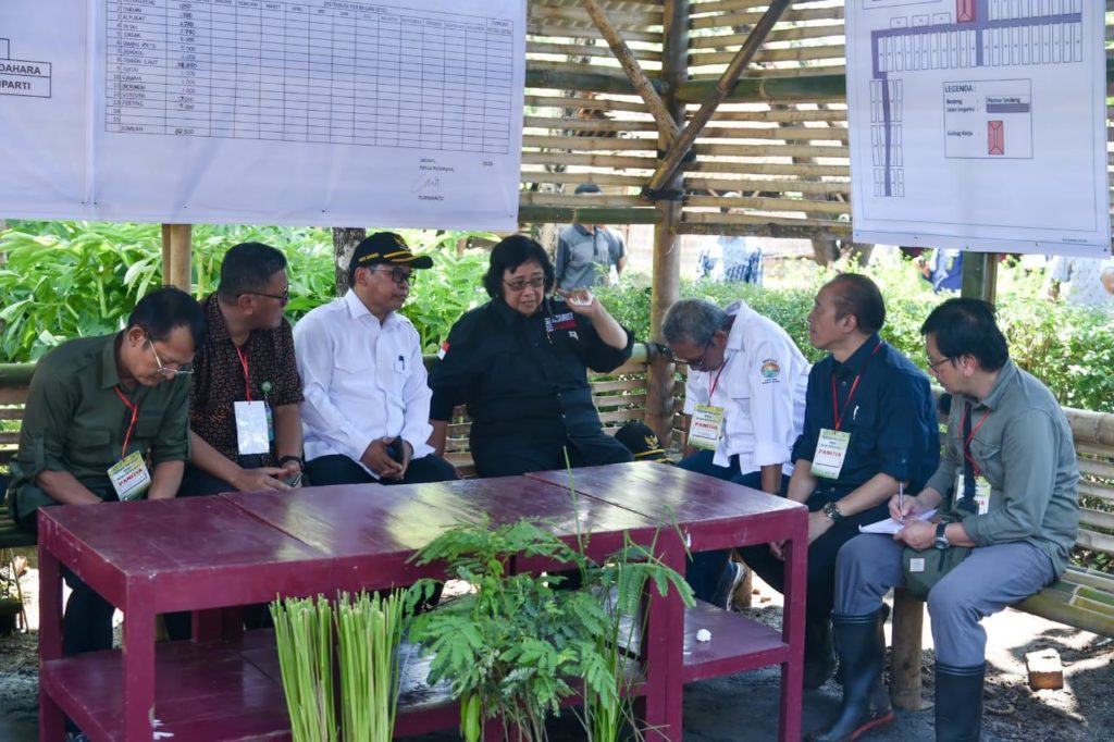 Menteri-LHK-Sti-Nurbaya-pimpin-rapat-bersama-jajaran-Eselon-I-untuk-menindaklanjuti-arahan-Presiden-Joko.-Ist.